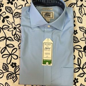 (773) NWT Mens long sleeve dress shirt by Jos A Bank. Size 15 1/2-33.  Lt.blue